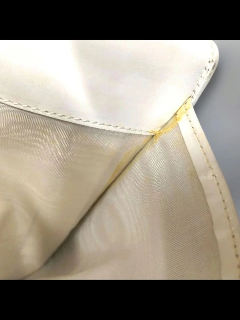Gucci White Envelope Leather Clutch with Gold-Tone Hardware